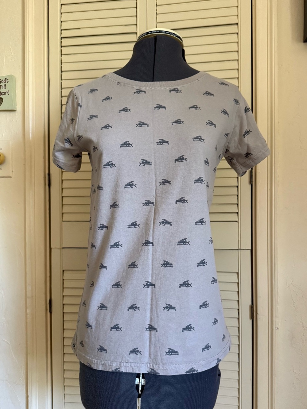 Patagonia Flying Fish all Over T-Shirt Organic Cotton W's M Tan w Gray surf logo